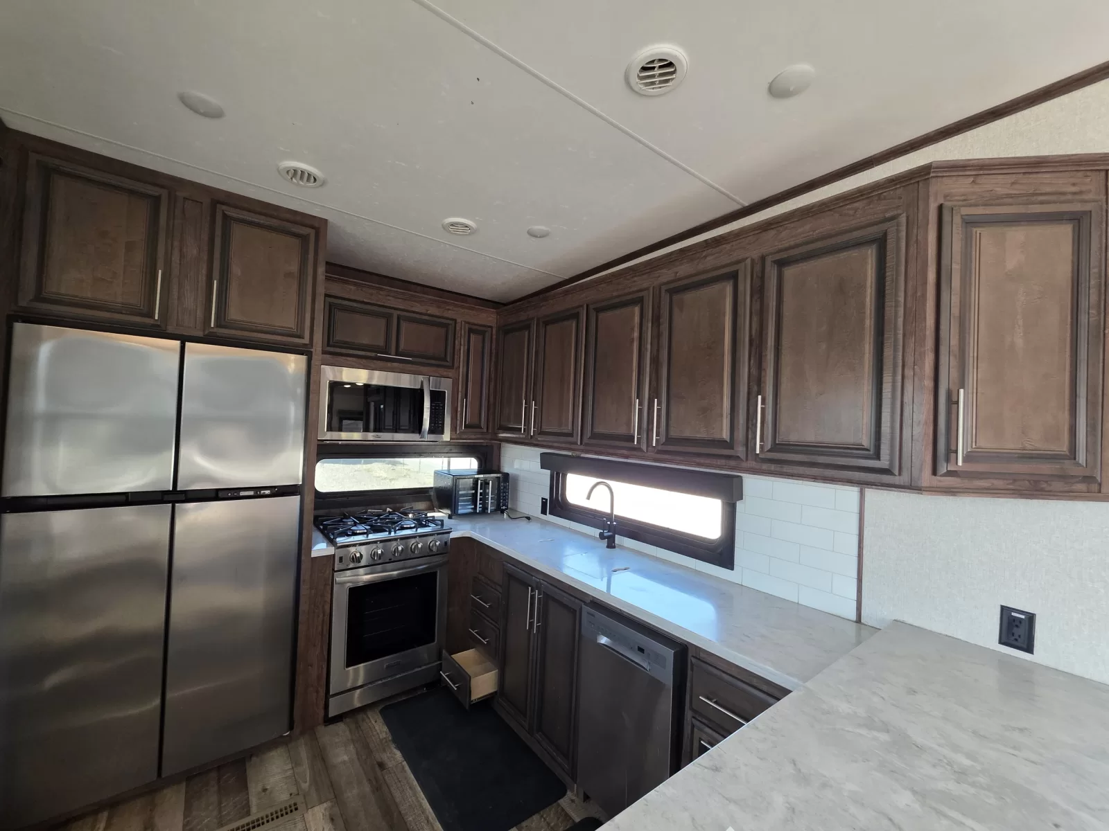 2021 KZ Durango Gold 391RKQ fifth wheel amenities view available at Bell Camper Sales in Bartlesville, Oklahoma