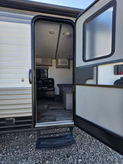 Used 2022 Dutchmen RV Coleman 17B — photo 12