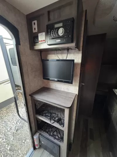 Used 2017 Winnebago Minnie Drop 170K — photo 11