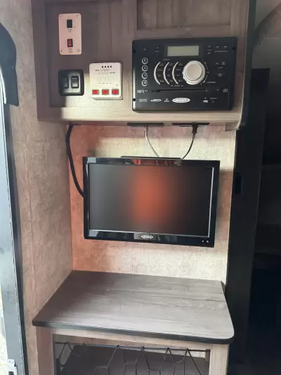 Used 2017 Winnebago Minnie Drop 170K — photo 17