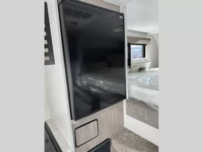 New 2026 Lance Squire Truck Campers SQ825 — photo 9