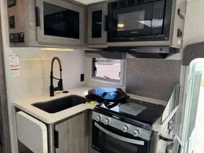 New 2026 Lance Lance Truck Campers 1172 — photo 15