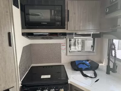 Used 2025 Lance 975 — photo 13