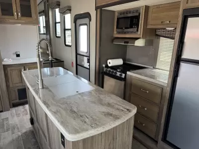 Used 2018 Dutchmen RV Atlas 2952RLF — photo 15