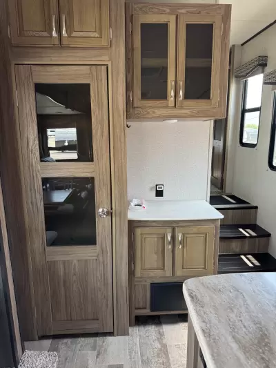 Used 2018 Dutchmen RV Atlas 2952RLF — photo 16