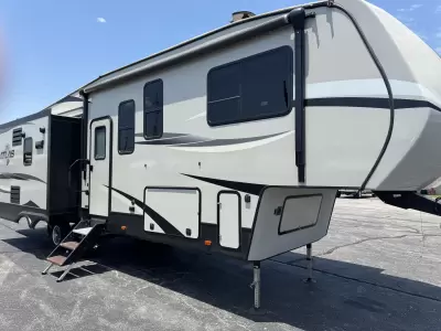 Used 2018 Dutchmen RV Atlas 2952RLF for sale in Tulsa