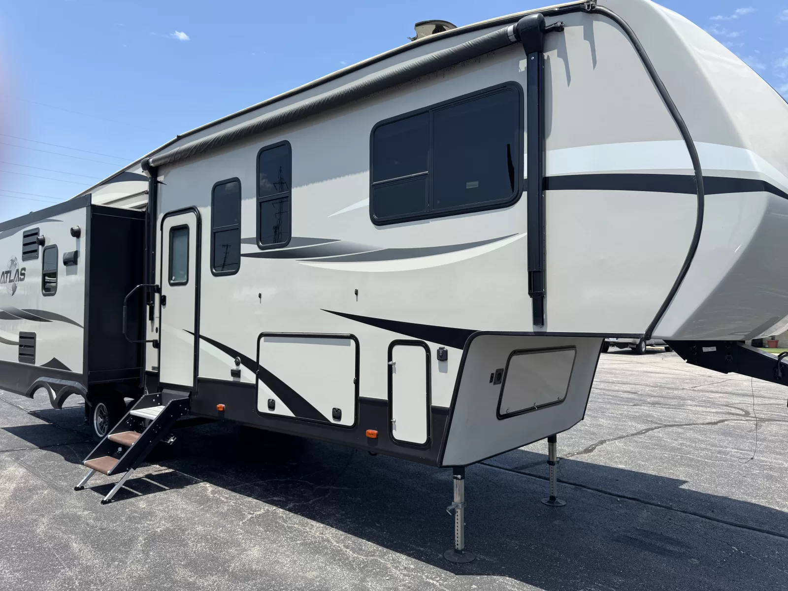 2018 Dutchmen Atlas 2952RLF fifth wheel interior detail available at Bell Camper Sales in Bartlesville, Oklahoma