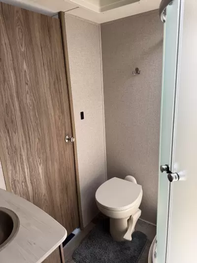Used 2018 Dutchmen RV Atlas 2952RLF — photo 24