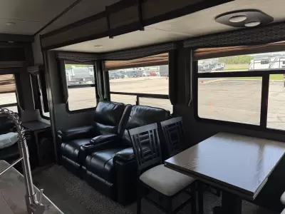 Used 2018 Dutchmen RV Atlas 2952RLF — photo 20