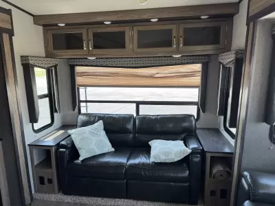 Used 2018 Dutchmen RV Atlas 2952RLF — photo 22