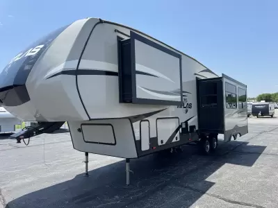 Used 2018 Dutchmen RV Atlas 2952RLF — photo 2